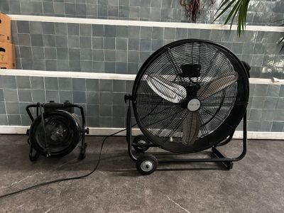 un ventilateur placé à côté d'un souffleur dans une pièce