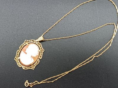 Camée en or jaune avec sa chaine or 18k 750/°.