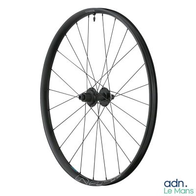 un gros plan d'une roue de vélo sur fond blanc