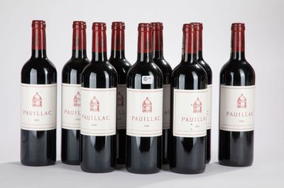 six bouteilles de vin rouge sont alignées