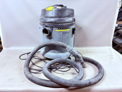 un aspirateur posé sur une table à côté d'un tuyau