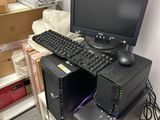 un ordinateur posé sur un bureau, équipé d'un clavier et d'un écran