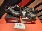 deux paires de chaussures posées sur une table