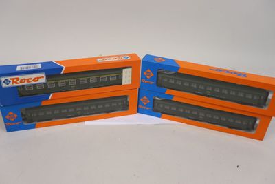 deux boîtes de petits trains posées sur une table