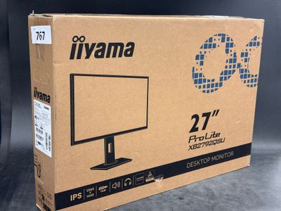 un gros plan sur le carton d'un écran d'ordinateur posé sur une table