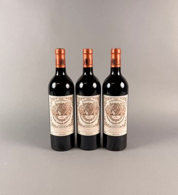 trois bouteilles de vin posées sur une table l'une à côté de l'autre