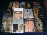 beaucoup de livres posés sur une couverture bleue