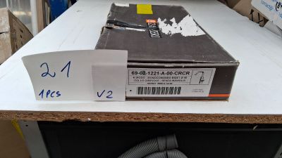 une boîte posée sur une table