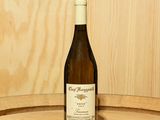 une bouteille de vin posée sur un tonneau