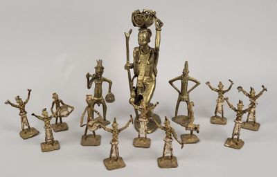 des figurines en laiton représentant une femme tenant un panier et d'autres figurines