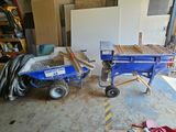 une photo d'un établi dans un garage avec des outils