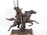 statue d'un homme à cheval, une lance posée sur la tête