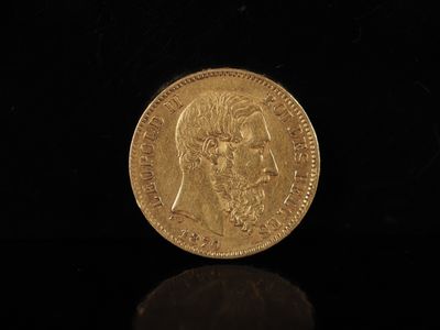 gros plan d'une pièce d'or sur une surface noire