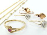 plusieurs types de bijoux en or posés sur un fond blanc