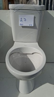 des toilettes blanches avec un autocollant sur le couvercle