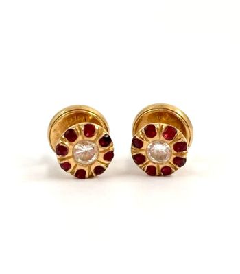une photo d'une paire de boucles d'oreilles à clous en diamants rouges et blancs
