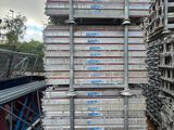 plusieurs piles de barres d'acier empilées les unes sur les autres