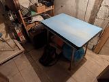 une table bleue dans un coin d'une pièce