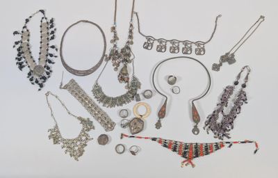 de nombreux colliers et bracelets de toutes sortes disposés sur une surface blanche