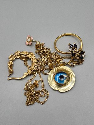 un collier en or orné d'un œil bleu et une bague en or