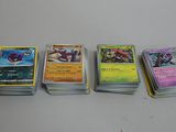 un lot de cartes posées sur une table