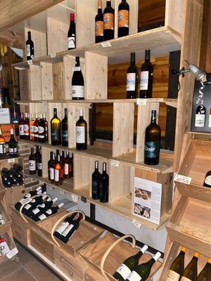 de nombreuses bouteilles de vin sur les étagères du magasin