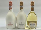 trois bouteilles de vin posées l'une à côté de l'autre sur une table