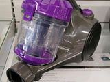 un aspirateur violet exposé dans un magasin
