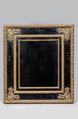 une image représentant un cadre doré sur fond noir