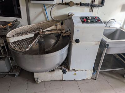 une photo d'une cuisine avec un mixeur et un évier