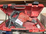 une boîte à outils rouge contenant un marteau