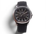 La montre est noire et argentée, avec un cadran noir.
