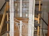 une photo d'une palette en bois dotée d'une porte vitrée