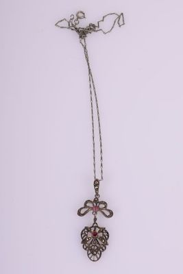 gros plan d'un collier sur une surface blanche