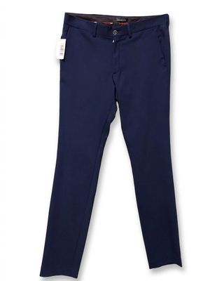 Les pantalons bleu marine pour enfants sont exposés dans le magasin de vêtements pour enfants.
