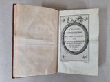 un livre ouvert sur lequel figure l'image d'une couronne
