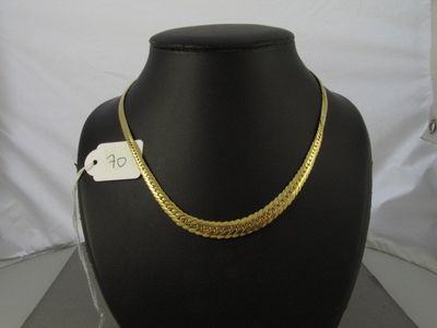 Collier à chaîne plaquée or exposé avec son étiquette de prix, à vendre