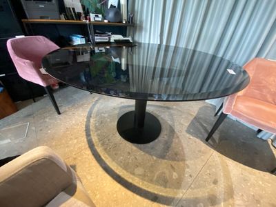 1 Table en verre fumé ronde. 130x75 cm (modèle d'exposition)