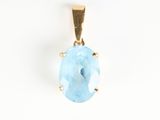 gros plan d'un pendentif en pierre bleue sur fond blanc