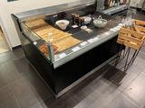 une photo d'une vitrine dans un restaurant