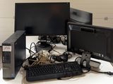 beaucoup de matériel informatique posé sur une table