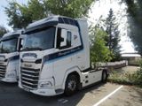 deux camions blancs garés l'un à côté de l'autre dans un parking