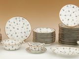 beaucoup d'assiettes et de bols posés sur une table