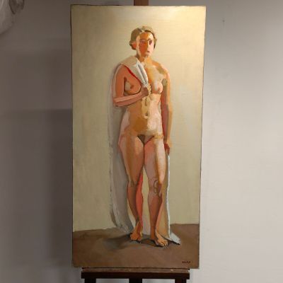 un tableau représentant une femme debout devant un mur, à côté d'un chevalet