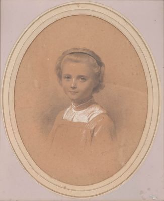 portrait d'une jeune fille vêtue d'une robe marron et d'une chemise à col blanc