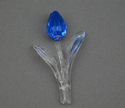 une fleur en verre bleu d'où sort une tige