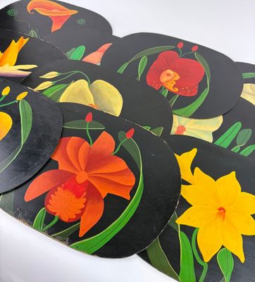 une personne qui peint une fleur sur une table