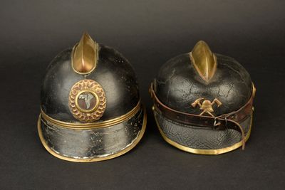 deux casques posés côte à côte sur une surface noire