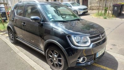 une photo d'une voiture noire garée sur le bord de la route
