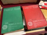 trois livres posés dans une valise sur une table